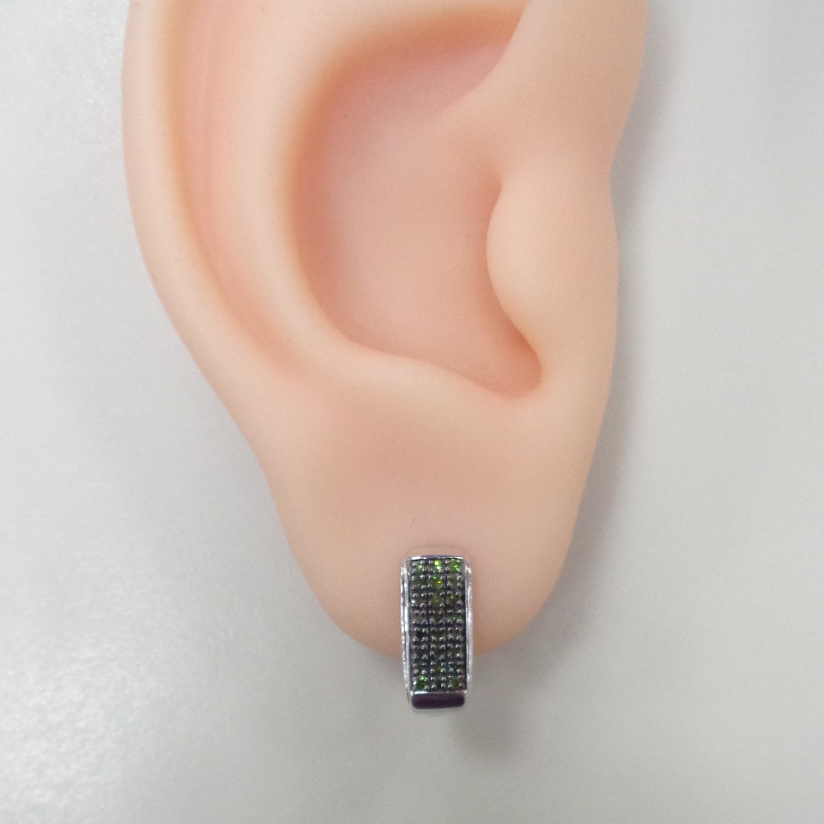 Серебряные серьги с зелеными бриллиантами